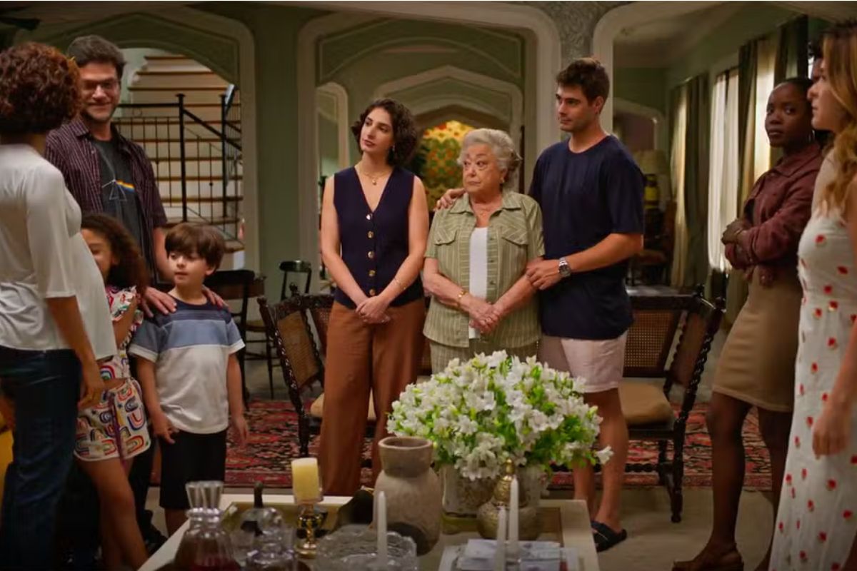 Ellen (Camila Pitanga) se explica para a família Boaz em Dona de Mim