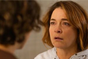 Nina (Flora Camolese) consegue tirar Filipa (Clauida Abreu) da clínica psiquiátrica em Dona de Mim