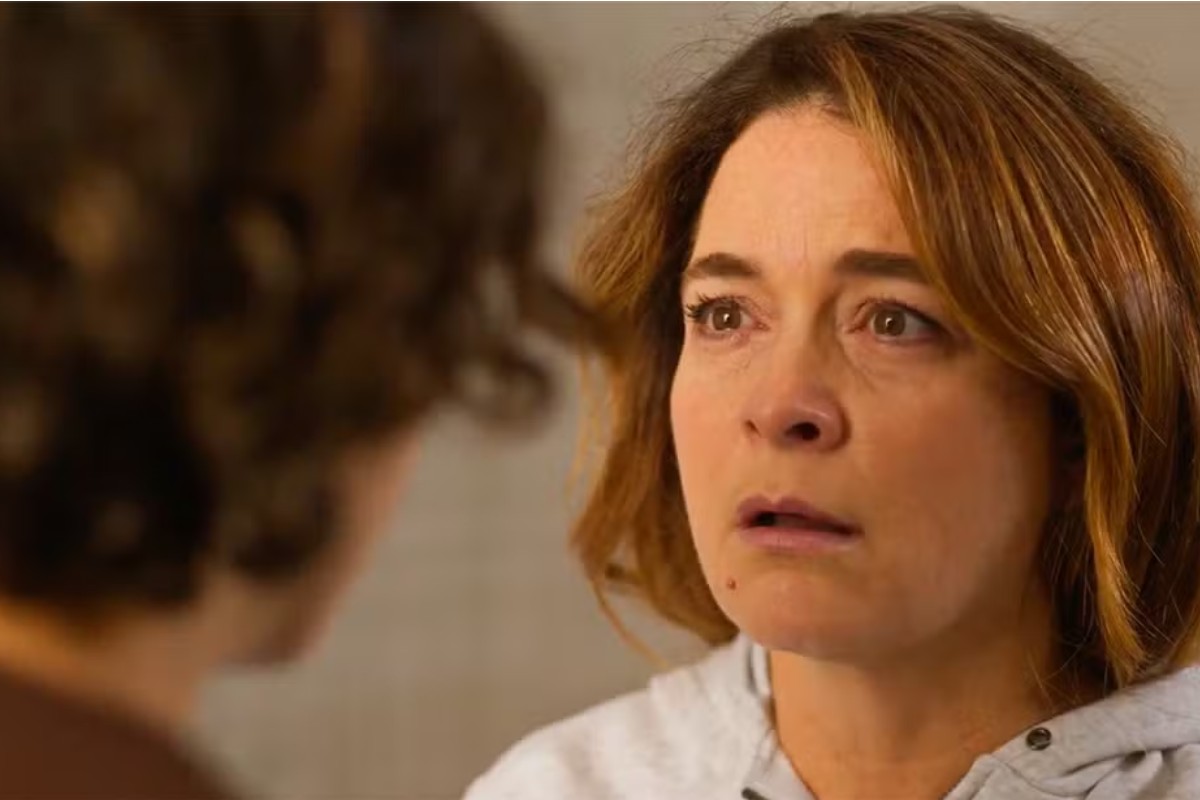 Nina (Flora Camolese) consegue tirar Filipa (Clauida Abreu) da clínica psiquiátrica em Dona de Mim