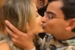 dudu camargo e saory cardoso se beijando