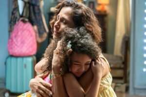 Ellen (Camila Pitanga) abraça Sofia (Elis Cabral) em Dona de Mim