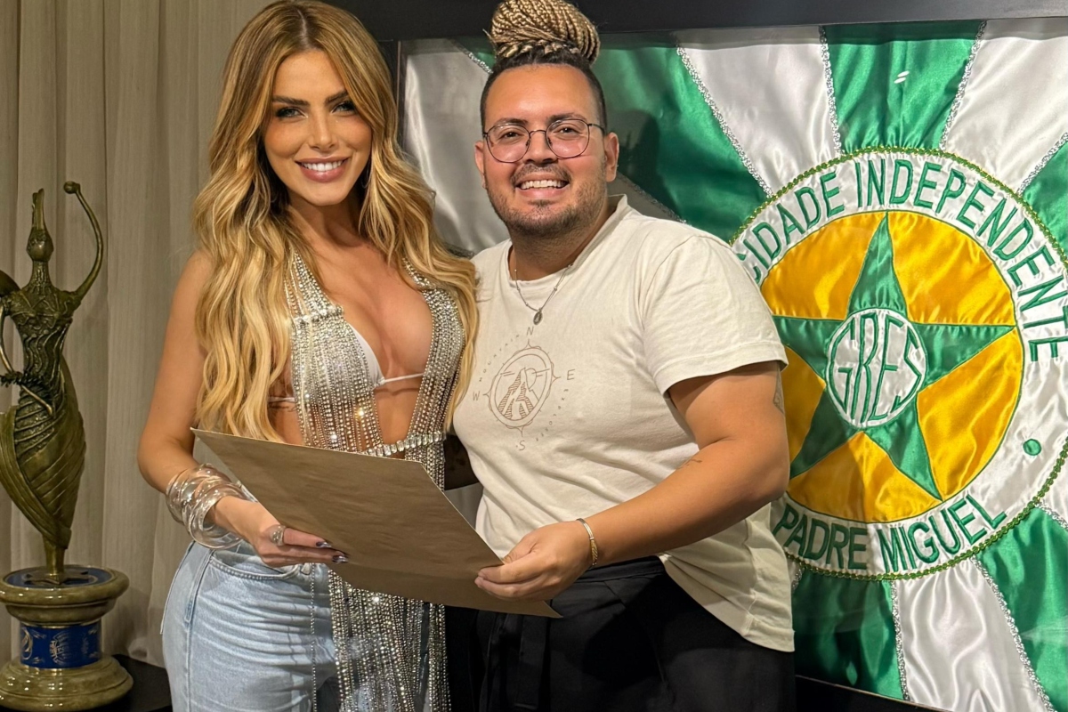 Erika Schneider recebe desenho da fantasia
