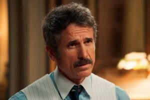 Ernesto (Eriberto Leão) fica abismado com visita de Simbá (Arthur Yera) em 'Êta Mundo Melhor'