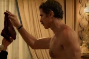 Ernesto (Eriberto Leão) é humilhado e anda pelado pelas ruas em 'Êta Mundo Melhor'