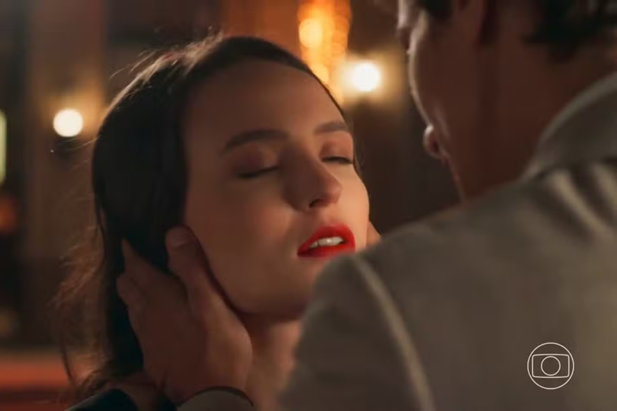 Estela (Larissa Manoela) vai atrás de Túlio (Cadu Libonati) e se declara em Êta Mundo Melhor