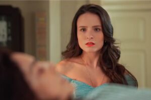 Estela (Larissa Manoela) leva susto ao ver rosto conhecido no hospital em 'Êta Mundo Melhor'