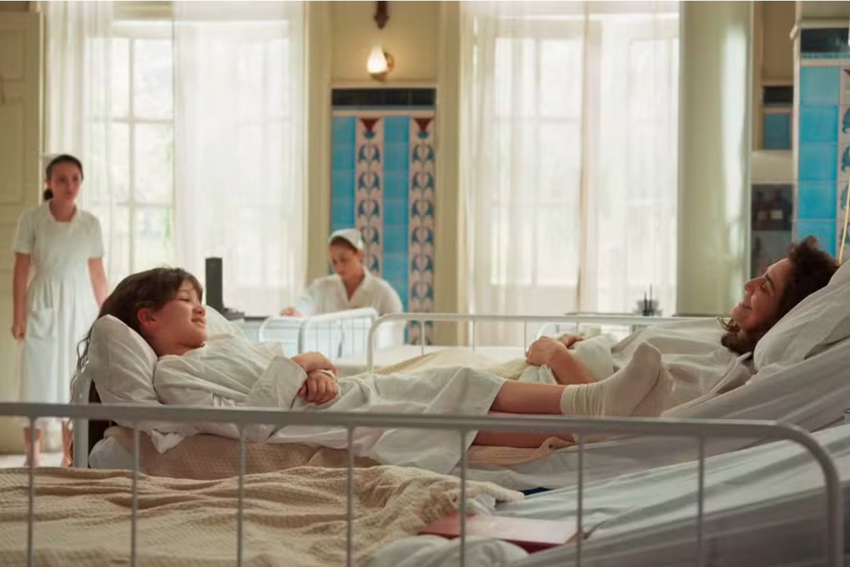 Estela (Larissa Manoela) flagra Miriam (Leticia Sabatella), sua mãe, conversando com Anabela (Isabelly Carvalho) no hospital em 'Êta Mundo Melhor'