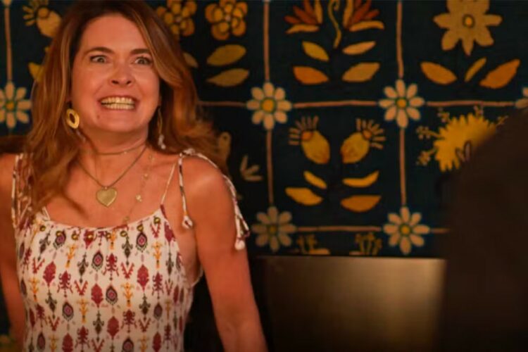 Filipa (Claudia Abreu) surta com Jaques (Marcello Novaes) confirmando crimes em Dona de Mim