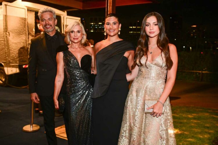 Flávia Alessandra, Otaviano Costa e filhas no gala da BrazilFoundation
