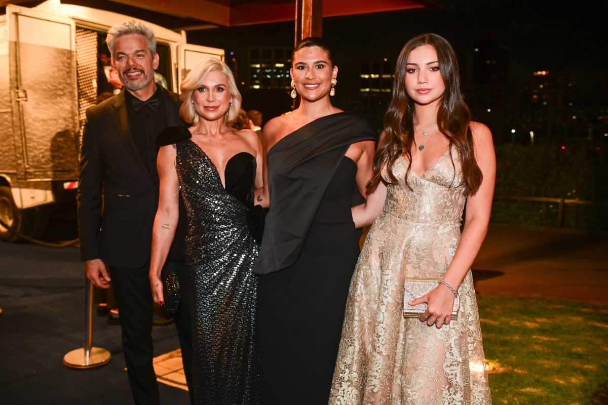 Flávia Alessandra, Otaviano Costa e filhas no gala da BrazilFoundation