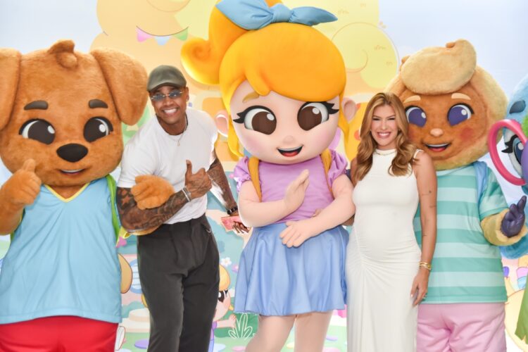 Léo Santana e Lore Improta com personagens de 'Galeroca'