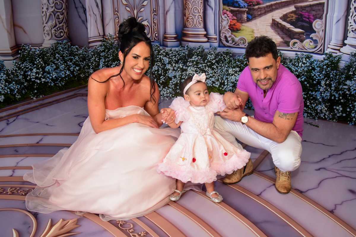 Graciele Lacerda e Zezé Di Camargo na festa de aniversário de 1 ano de Clara