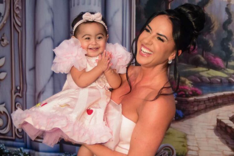 Graciele Lacerda na festa de aniversário de 1 ano de Clara