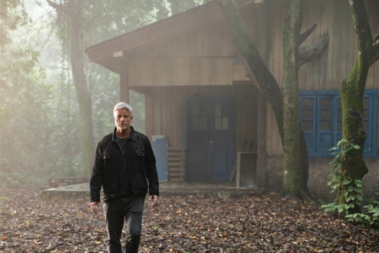 Foragido, Jaques (Marcello Novaes) chega a uma casa abandonada em Dona de Mim