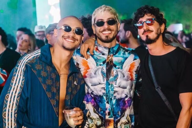 Johnny Massaro com o novo namorado, Ulysses (à esquerda), e o irmã, Gian