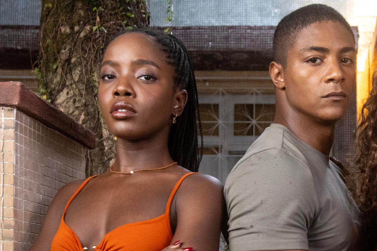 Leo (Clara Moneke) e Marlon (Humberto Morais) em Dona de Mim