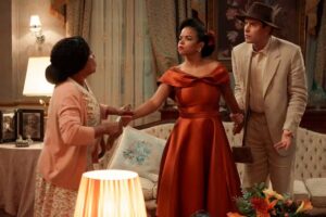 Manoela (Dhu Moraes) se desespera ao ver Dita (Jeniffer Nascimento) suja de tinta em 'Êta Mundo Melhor'