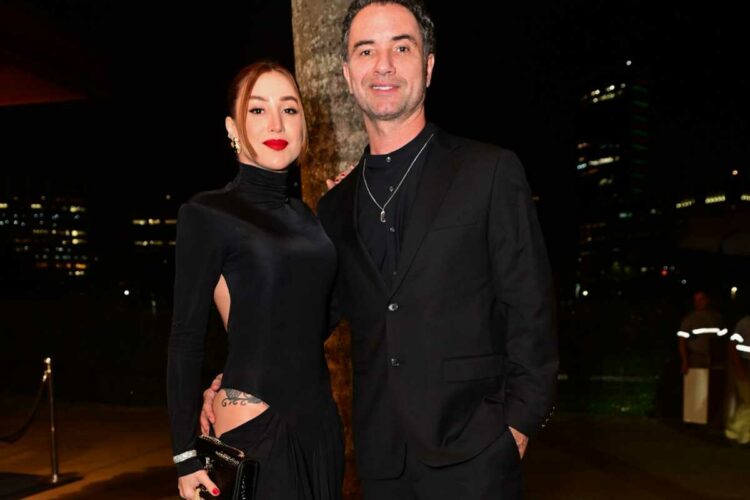 Marco Luque de mão boba com esposa no gala da BrazilFoundation