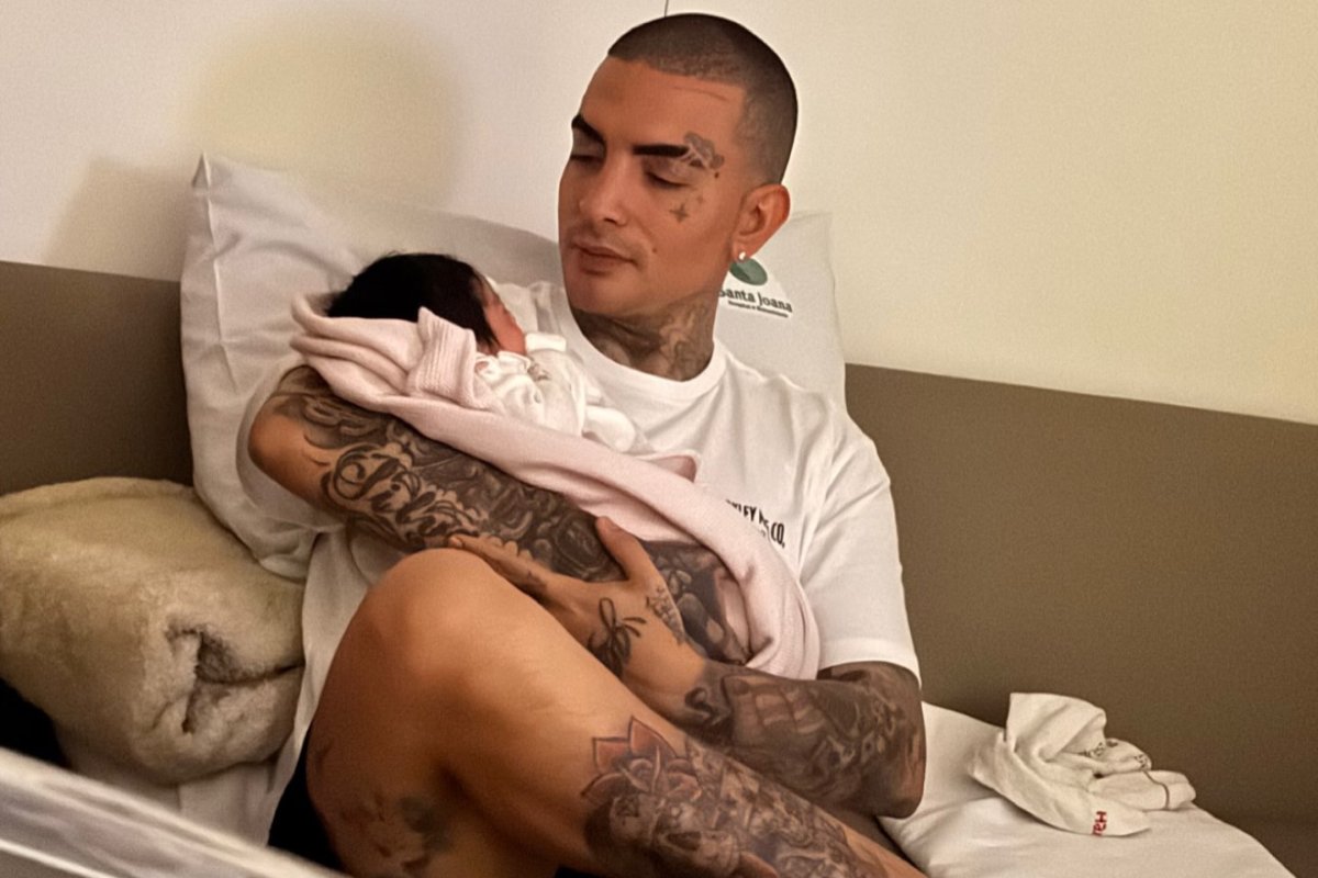 mc guimê com yarin sua filha recém-nascida, no colo