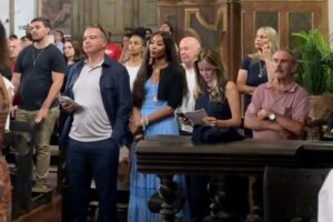 Naomi Campbell participa da missa em Ouro Preto