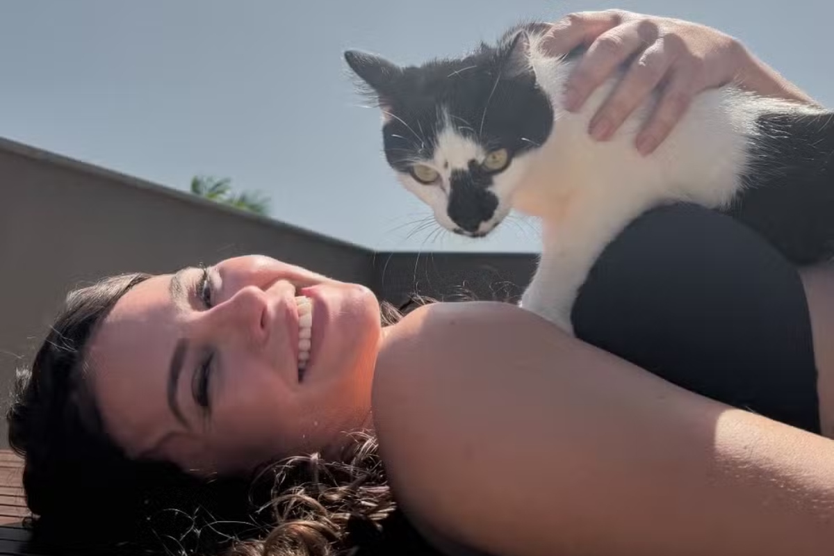 Paolla Oliveira deitada com o gato