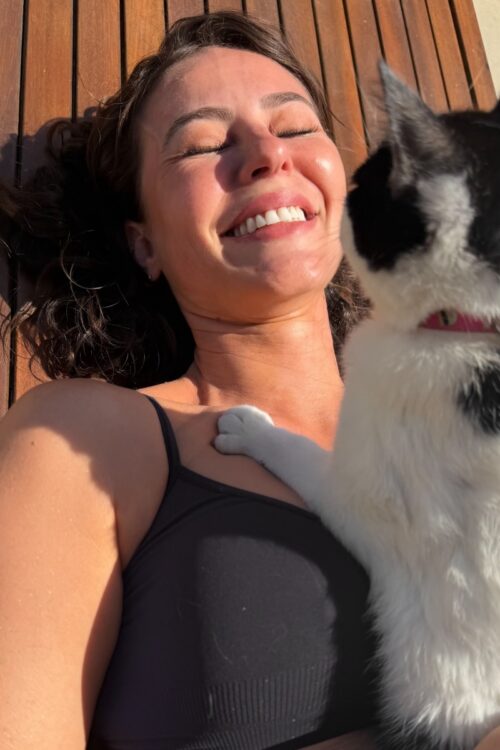 Paolla Oliveira deitada com o gato