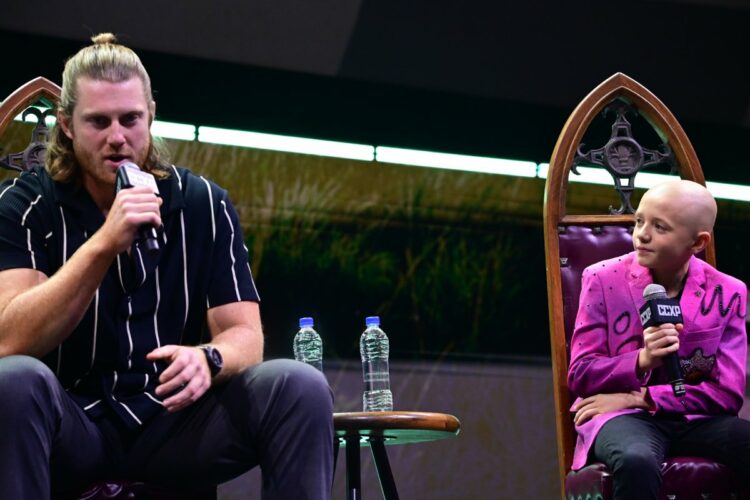 peter claffey e dexter sol ansell no painel da hbo max na ccxp