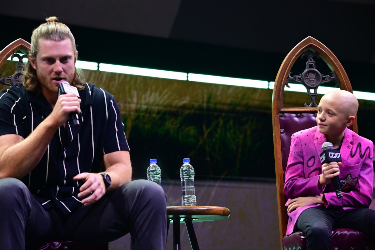 peter claffey e dexter sol ansell no painel da hbo max na ccxp