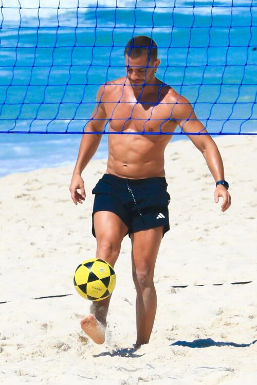 André Lamoglia joga futevôlei