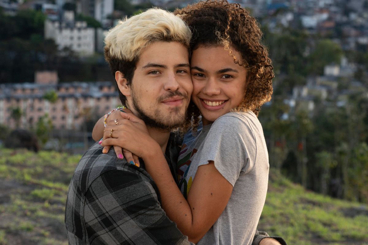 Joélly (Alana Cabral) e Raul (Paulo Mendes) abraçados em Três Graças