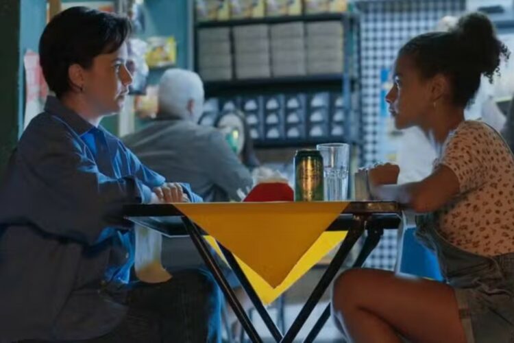 Joélly (Alana Cabral) pede ajuda a Samira (Fernanda Vasconcellos) em 'Três Graças'