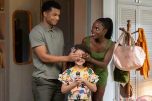 Leo (Clara Moneke) e Samuel (Juan Paiva) surpreendem Sofia (Elis Cabral) em Dona de Mim