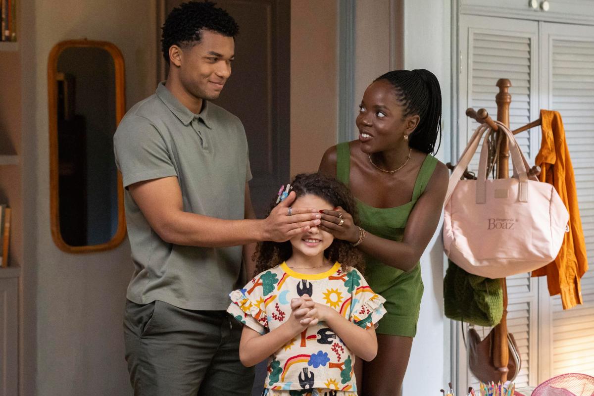 Leo (Clara Moneke) e Samuel (Juan Paiva) surpreendem Sofia (Elis Cabral) em Dona de Mim