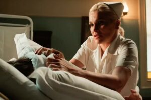 Sandra (Flávia Alessandra) tenta matar Candinho (Sergio Guizé) no hospital em Êta Mundo Melhor