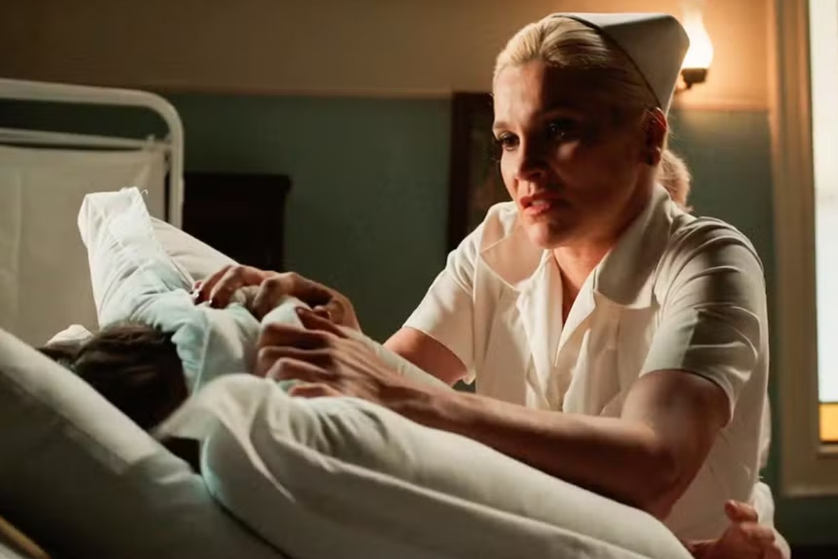 Sandra (Flávia Alessandra) tenta matar Candinho (Sergio Guizé) no hospital em Êta Mundo Melhor