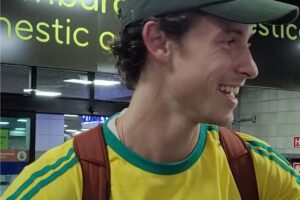 shawn mendes com camiseta do brasil no aeroporto