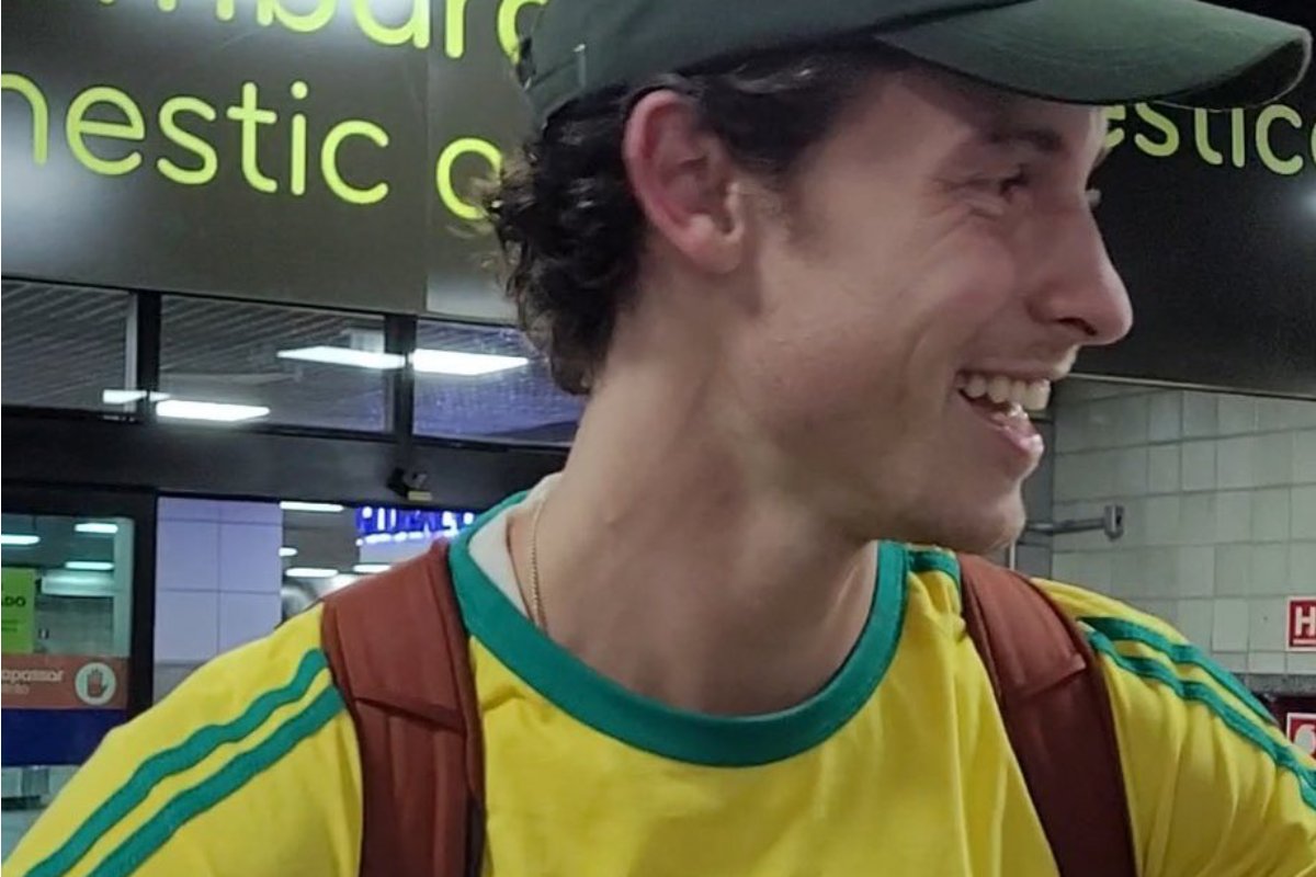 shawn mendes com camiseta do brasil no aeroporto