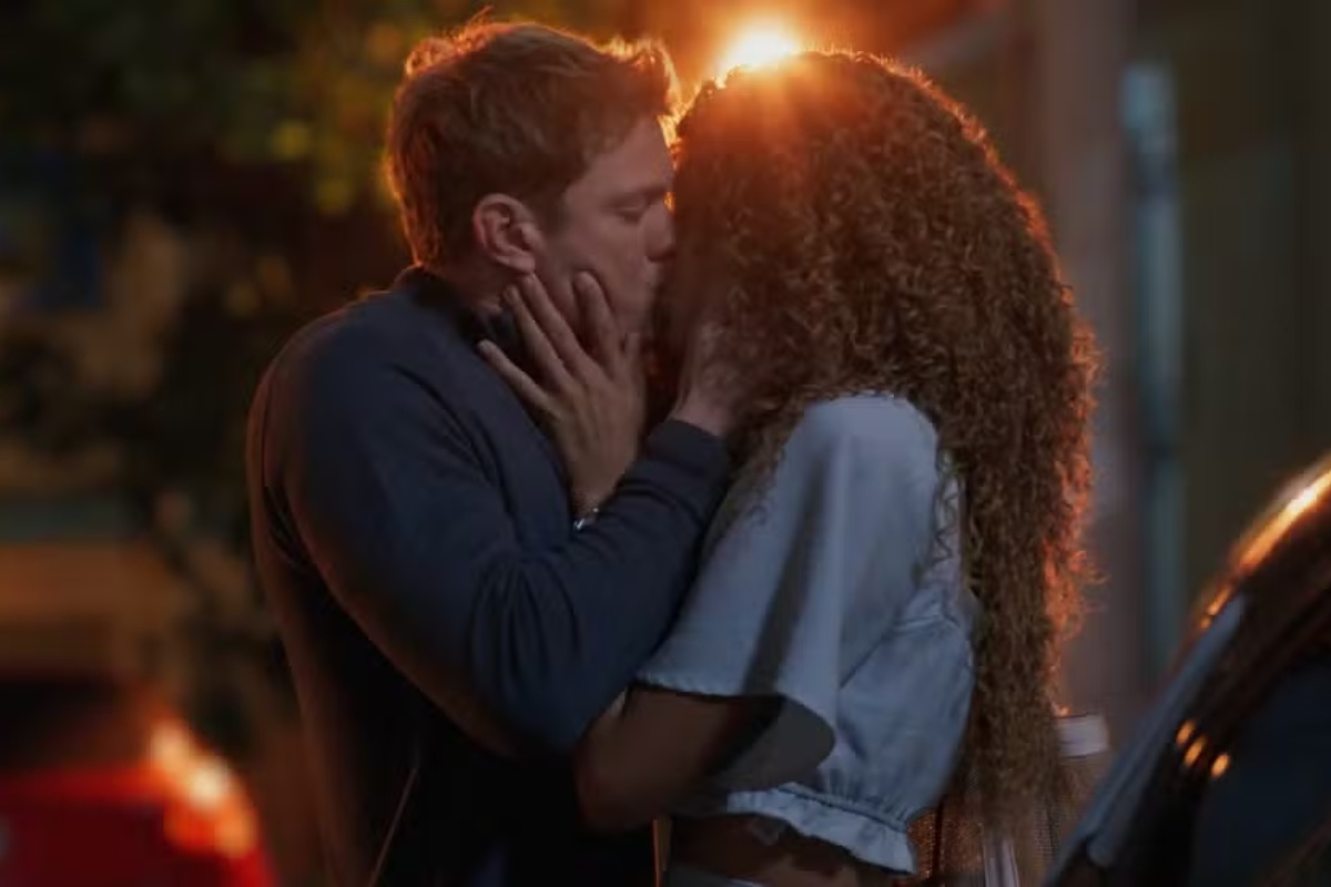 leonardo (pedro novaes) e viviane (gabriela loran) e beijando em três graças