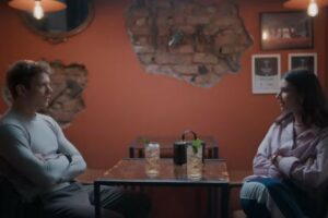 Leonardo (Pedro Novaes) e Lorena (Alanis Guillen) trocam confissões sobre vida amorosa em Três Graças