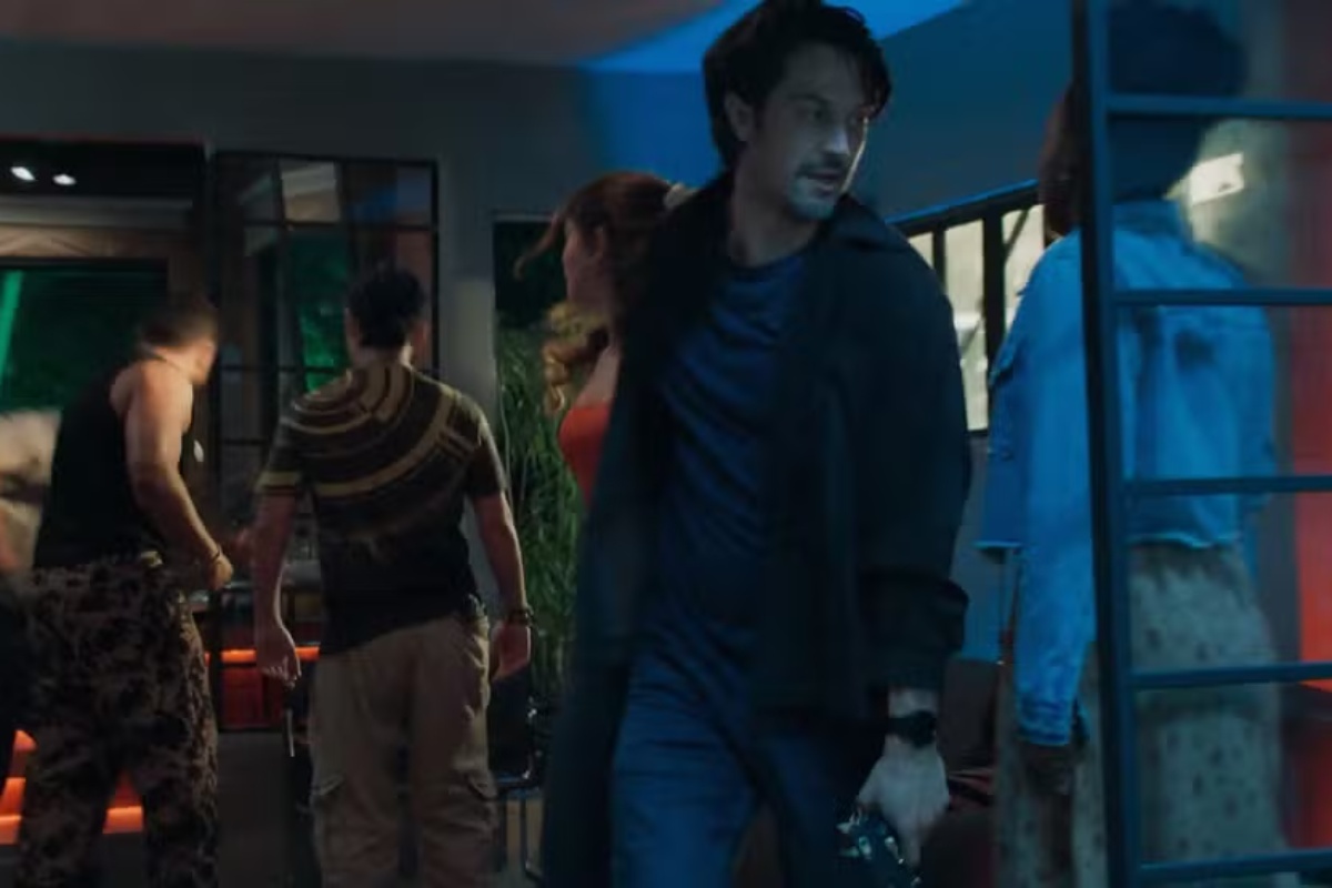 Em Três Graças, Paulinho (Romulo Estrela) e Gerluce (Dophie Charlotte) escapam no meio da briga de Bagdá (Xamã) e Jorginho (Juliano Cazarré)