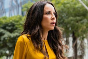 Zenilda (Andréia Horta) assustada em Três Graças