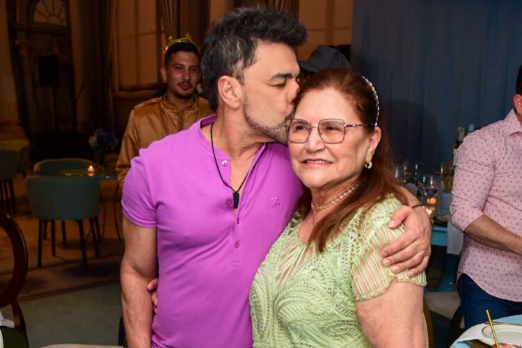 Zezé Di Camargo e a mãe na festa de aniversário de 1 ano de Clara