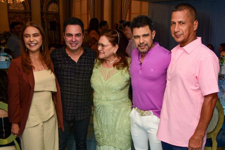 Zezé Di Camargo, irmãos e a mãe na festa de aniversário de 1 ano de Clara