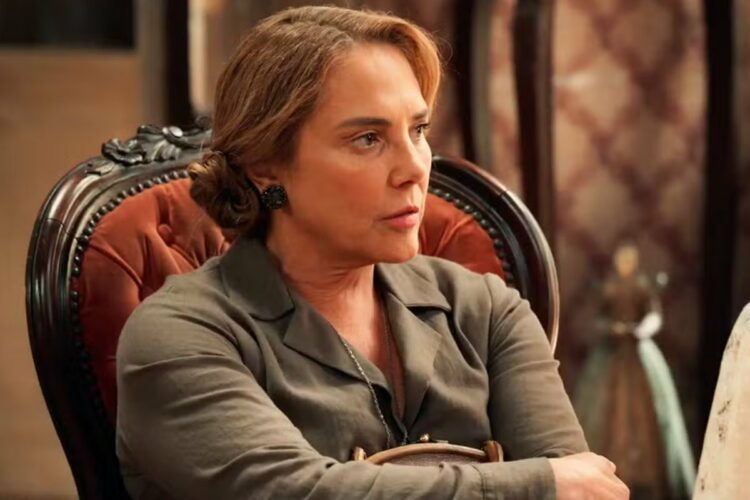 Zulma (Heloisa Périssé) reclama do encontro entre Candinho (Sergio Guizé) e Samir (Davi Malizia) em Êta Mundo Melhor