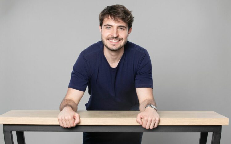 João Liberato encara estreia na Record e mostra lado inédito ao público