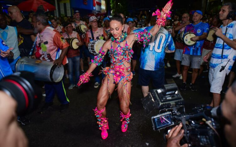 Rainha há 15 anos, Sabrina comandou a bateria com garra, alegria e um figurino multicolorido de impacto.