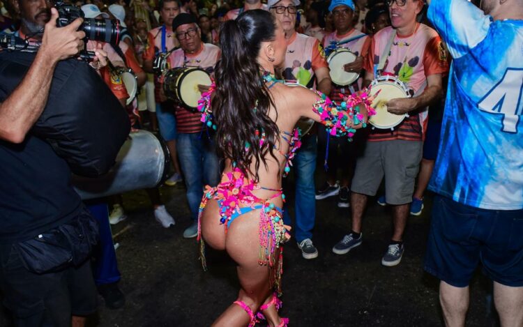 Ao som da Swingueira de Noel, Sabrina mostrou por que é símbolo da Vila Isabel na Sapucaí.