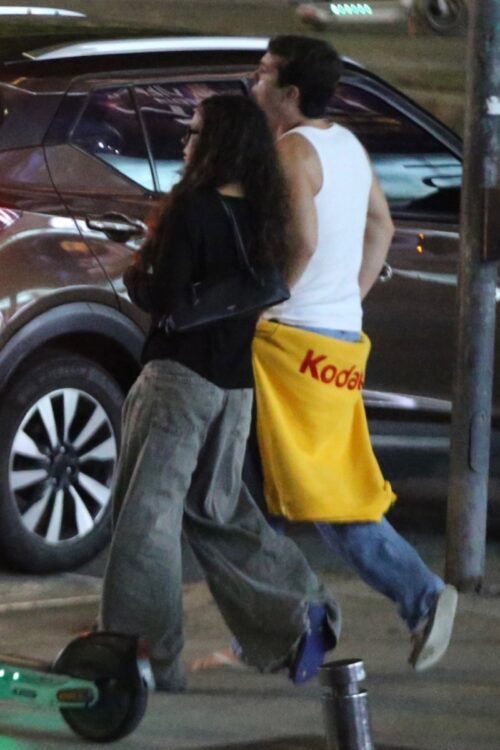 Bella Campos e Caio Manhente juntos na saída do cinema