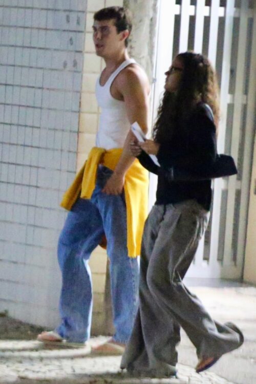 Bella Campos e Caio Manhente juntos na saída do cinema