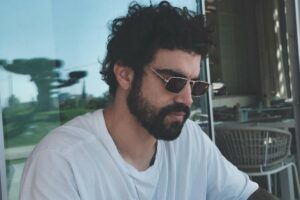 caio castro de óculos escuros